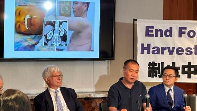 청 페이밍(가운데)이 2024년 8월 9일 워싱턴 DC에서 열린 기자회견에서 자신의 경험을 이야기하고 있다. (출처: 밍후이)