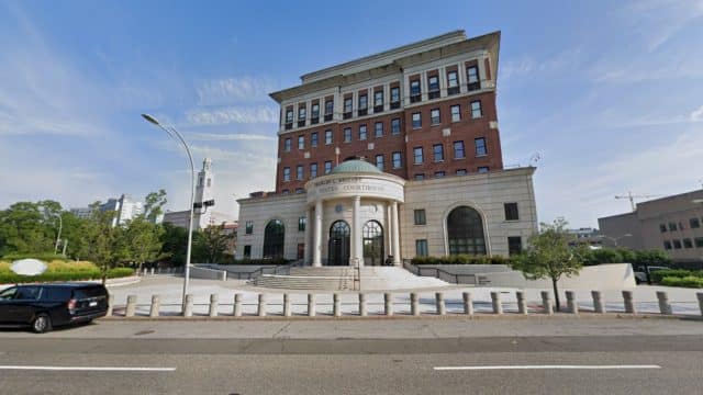 뉴욕 화이트 플레인스의 찰스 L. 브리언트 주니어 연방 건물 및 법원 (Google 지도 스크린샷)